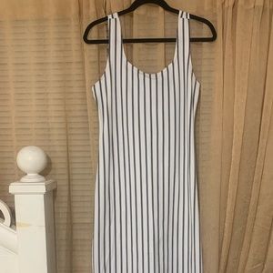 Sleeveless black and white verticals stripped dress. Size XL